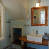 Bathroom at one of the rooms at Kongsfjord Guesthouse.